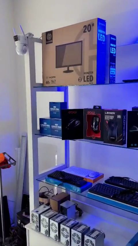 Prateleiras com monitor, mouses gamer, teclados e fontes